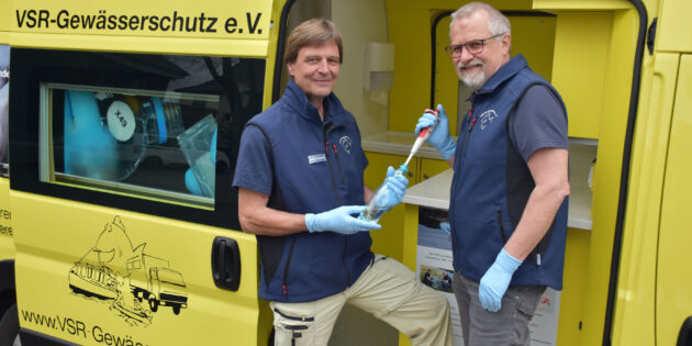 Michael Freienstein und Harald Gülzow untersuchen eine Brunnenwasserprobe. Foto: oh