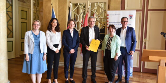 Justizstaatssekretärin Tanja Eichner (ganz links auf dem Bild) übergibt Juliane Ries und Gottfried Störmer (Bildmitte) die Urkunde für den Anerkennungspreis. Foto: oh