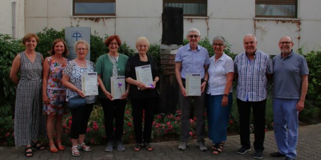 Neue Zustifter und der Vorstand der Diakonie Stiftung Lampertheim vor dem Stifterbaum in der Hospitalstraße. Foto: Hannelore Nowacki