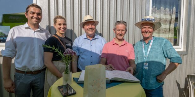 Beim Rheinspringen wurde Jens Weissflog (2.v.r.) als Ehrengast besonders geehrt. Foto: oh
