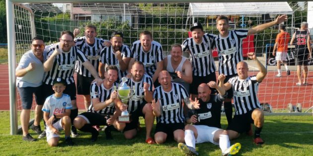 Der FC Dachs 03 geht als Sieger aus dem Freizeitturnier Unsere Stadt spielt Fußball hervor. Foto: Patrick Andres