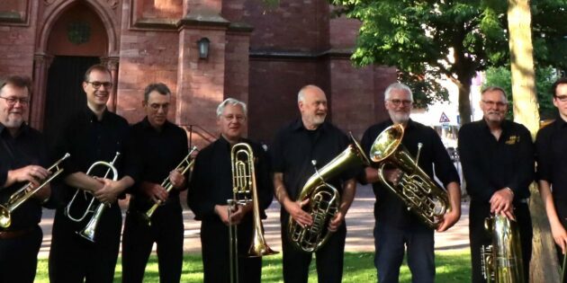 Grandiose Musik mit Pauken, Posaunen, Trompeten, Tuba und Horn