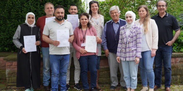 Die neuen Integrationslotsen und –lotsinnen des Kreises Bergstraße (h. li. Baraah Altokan, Mahmoud Alaboud, Omar Mohammad sowie v. li. Abd Al Rhman Ahmed und Ilham Hussein) mit dem Kreisbeigeordneten Philipp-Otto Vock (4. v. re. in Vertretung von Landrat Christian Engelhardt) sowie Projektkoordinatorin Agnes Csilla Magyar (5. v. re.) und Ulrike Beck (2. v. re.) von der Stabsstelle Integrationsbeauftragte des Kreises. Foto: oh