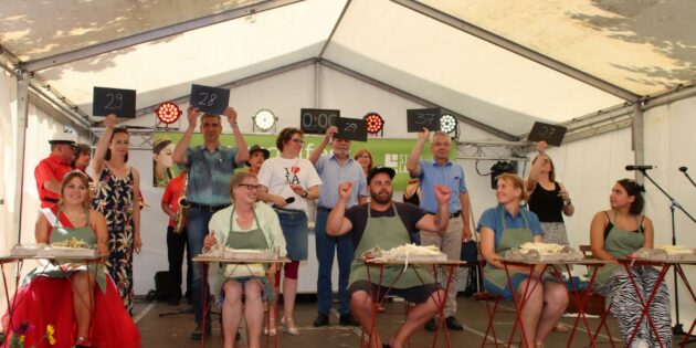 Heiterer Spargelschälwettbewerb in der Finalrunde mit Siegerin Traudi Bissantz (2. von rechts) und den zweiten Siegern (von links) Spargelkönigin Ayleen I., Mirja Mietzker-Becker, Marcus Meier und Melisa Bürküp (rechts). Foto: Hannelore Nowacki