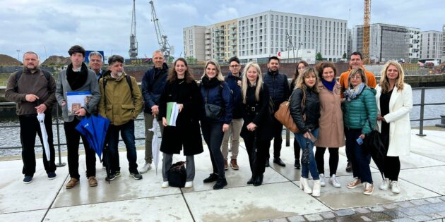 Die Mitglieder des INTERREG-Europe-Projektes bei einer Stadtführung durch die Hamburger Hafencity – rechts außen: Corinna Simeth, Leiterin der Abteilung Grundsatz und Kreisentwicklung beim Kreis Bergstraße. Foto: oh