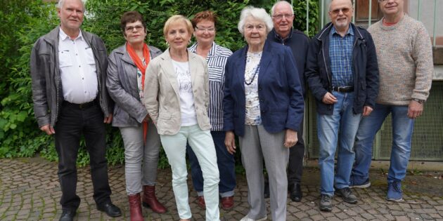Die Vorsitzende des Arbeitskreises „Seniorenfreundlicher Kreis Bergstraße“ Annemarie Russ (3. v. li.) und seine Mitglieder (von links): Artur Adelmann, Elfi Adelmann, Dr. Ute Müller, Regina Mengel, Dr. Gerhard Dietz, Elmar Tiburski und Siegfried Gebhardt. Foto: oh