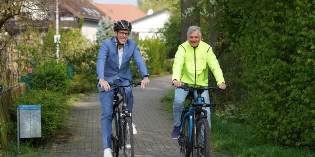 Landrat Christian Engelhardt traf sich im April in Einhausen mit Bürgermeister Helmut Glanzner (r.) zum Auftakt der diesjährigen STADTRADELN-Aktion. Foto: oh