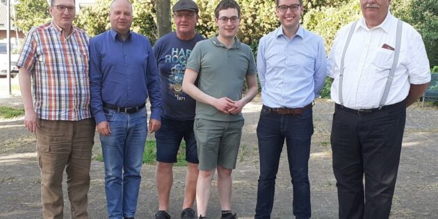 Peter Jakob, DGB-Regionssekretär Horst Raupp, Norbert Fuchs, Marius Gunkel (v. l.) und Philipp Weber (r.) im Gespräch mit dem 1. Stadtrat Marius Schmidt (SPD) (2. v. r.) über die Finanzausstattung der Städte und Gemeinden. Foto: DGB Lampertheim-Bürstadt