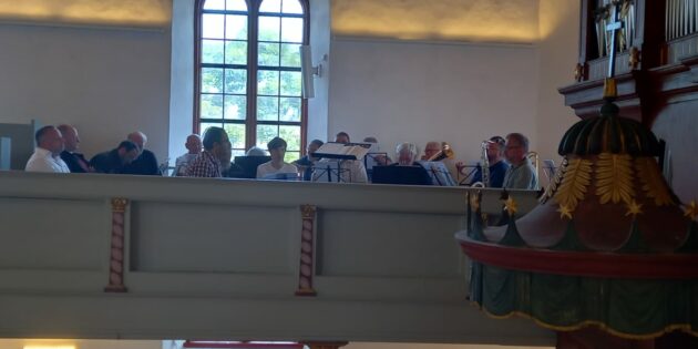 Die Rohrheimer Blasmusik bereicherte den festlichen Pfingstgottesdienst. Foto: Nina Kleiner
