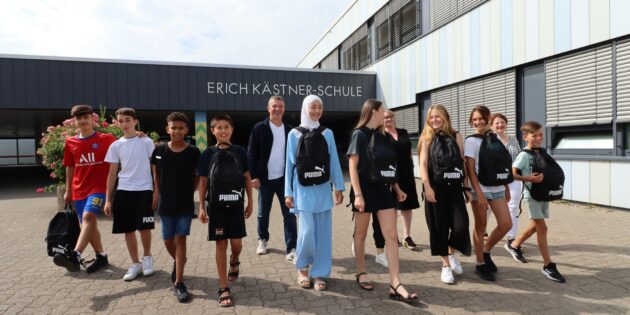 Die vom Rotary Club Lampertheim gespendeten Schülerrucksäcke erleichtern den neu angekommenen ukrainischen Kindern und Jugendlichen den Schulanfang und sollen ein Willkommensgruß sein. Foto: Hannelore Nowacki