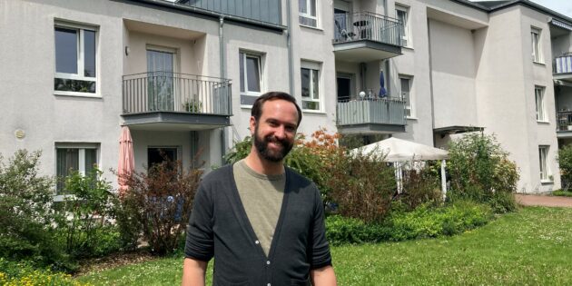 Bei seinen Besuchen lernt Simon Konrad die Interessen und Bedürfnisse der Mietenden kennen und tauscht mit ihnen Ideen aus. Foto: oh