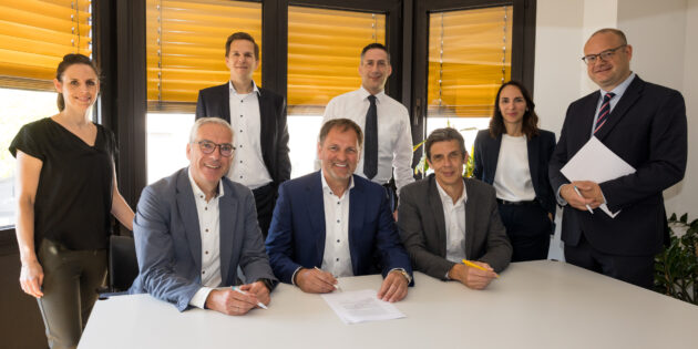 Vertreterinnen und Vertreter von ENTEGA, GGEW und ENERGIERIED beim Notartermin zur Gründung der Solarpark Lampertheim GmbH. Foto: GGEW AG / Marc Fippel Fotografie