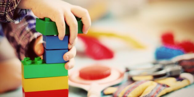 Für die Kinderbetreuungseinrichtungen sollen in den kommenden Wochen Beitragserhöhungen in den Gremien der Stadt Bürstadt beschlossen werden – viele Familien wünschen sich stattdessen einen Dialog und einer Anpassung der Erhöhung. Foto: www.pixabay.com