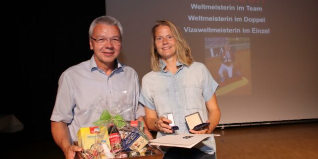 Lisa Rauch hat die höchste Auszeichnung im Sport erhalten, die die Stadt Lampertheim zu vergeben hat, die sie aus der Hand von Bürgermeister Gottfried Störmer erhielt. Foto: Hannelore Nowacki