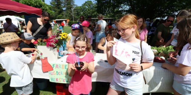 Farben aus der Natur selbst herstellen und damit malen machte den Kindern am Stand des Waldkindergartens „Fuchsbau“ Spaß, dabei duftete es ganz wunderbar nach Lavendel, Rosen und Kräutern. Foto: Hannelore Nowacki
