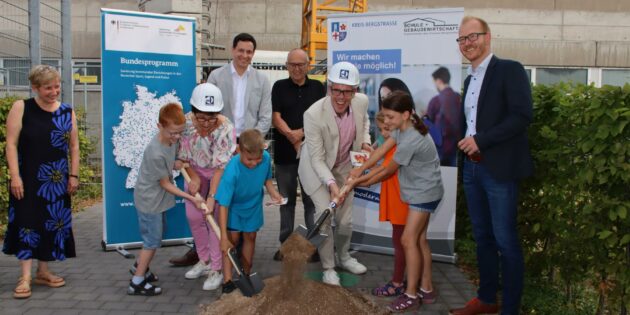 Beim symbolischen Spatenstich mit Landrat Christian Engelhardt und Bürgermeisterin Barbara Schader packten Oskar, Luke, Jade und Mara mit an. Foto: Hannelore Nowacki