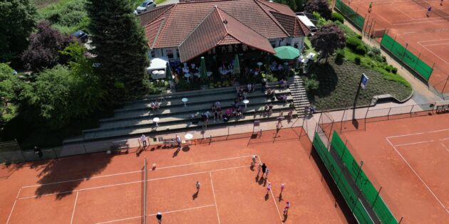 Herrlichster Sonnenschein begleitete die Tennisfans am Tag der offenen Tür auf dem toll zurechtgemachten Gelände des TC Bürstadt. Foto: oh