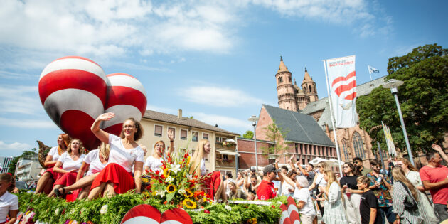 Wer am traditionellen Wormser Backfischfestumzug teilnehmen möchte, kann sich jetzt noch anmelden. Foto: Bernward Bertram 