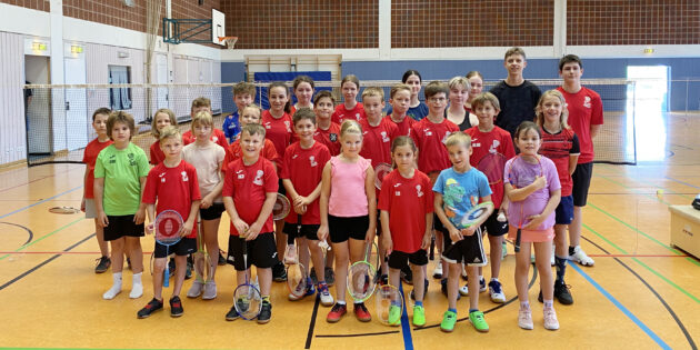Zeigten trotz Hitze tolle Spiele: Die zahlreichen Teilnehmer der Vereinsmeisterschaften des Badmintonvereins. Foto: oh