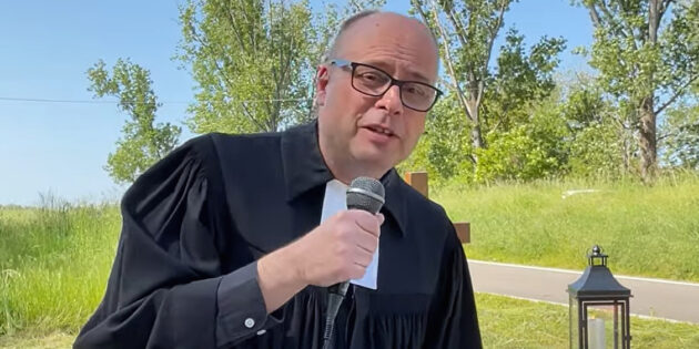 Bildtext: Pfarrer Arne Polzer beim Gottesdienst am Himmelfahrtstag, der am Fährturm bei Nordheim stattfand - mit dem Gottesdienst ging der Seelsorger auch auf seinem YouTube-Kanal "Einfachglauben" auf Sendung. Bild: YouTube-Kanal „Einfachglauben“