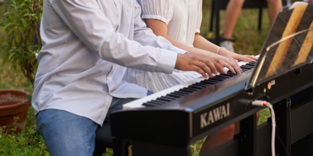 BU: Beim Gartenkonzert im Juli spielen Kinder, Jugendliche und junge Erwachsene am Klavier. Foto: oh