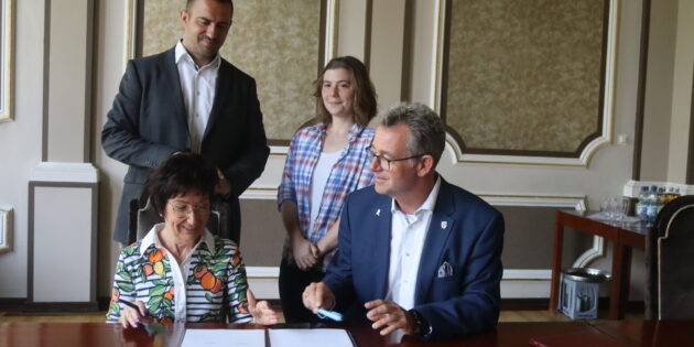 Julia Metz (2.v.r.) ist sowohl in Lorsch als auch in Bürstadt für die Stadtarchive zuständig – eine entsprechende Vereinbarung unterzeichneten Bürgermeister Christian Schönung, Bürgermeisterin Barbara Schader und der Erste Stadtrat Christoph Land (v.r.). Foto: Benjamin Kloos 