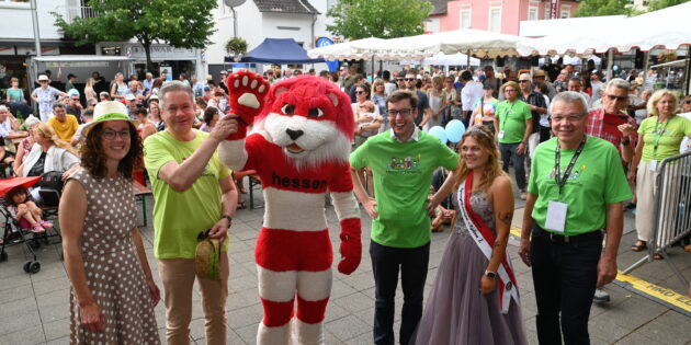 Eröffnung des 11. Hessischen Familientags auf dem Schillerplatz in Lampertheim mit (v.l.) der Hessischen Wissenschaftsministerin Angela Dorn, dem Stiftungsratsvorsitzenden der Karl Kübel Stiftung, Matthias Wilkes, dem Hessenlöwen, dem Ersten Stadtrat Marius Schmidt, Spargelkönigin Ayleen I. und Bürgermeister Gottfried Störmer. Foto_ Karl Kübel Stiftung / Thomas Neu
