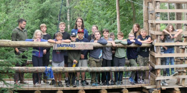 Beim Baumhauscamp, das die Evangelischen Dekanate Bergstraße und Odenwald in Michelbuch veranstaltet haben, tauchten die Kinder und Jugendlichen in die faszinierende Welt der Wildnis ein – Übernachtungen in luftiger Höhe inklusive. Foto: Evangelisches Dekanat Bergstraße