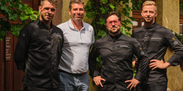Christian Ruppel (2. von links) mit seinem gastronomischen Team bei der Präsentation der Menus im der „Bockenheimer Weinstube“ : Lukas Weigold, Daniel Hinz und Christian Saul (von links). Foto: Dan Büchler