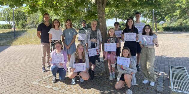 Die Siegerinnen und Sieger des Englischwettbewerbes des LGL freuten sich gemeinsam mit ihren Lehrerinnen und Lehrern.  Foto: oh