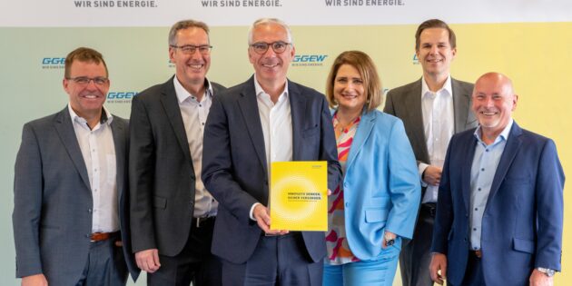 Bei der Bilanz-Pressekonferenz der GGEW AG: Uwe Sänger, technischer Bereichsleiter; Dr. Michael Lomitschka, kaufmännischer Bereichsleiter; Carsten Hoffmann, Vorstand; Simone Marder, Bereichsleiterin Marketing & Kommunikation; Florian Grob, Bereichsleiter Erneuerbare Energien; Rainer Babylon, Bereichsleiter Vertrieb & Services (v. l.) Foto: GGEW AG/Marc Fippel Fotografie