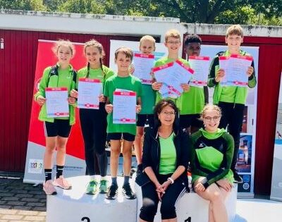 Nur zufriedene Gesichter: Zoe Mecky, Katharina Kunz, Philipp Hess, Benedict Seitz, Luis Sierig, Jermiah Hildebrand, Benjamin Czogalla mit Ulrike Becker und Sophie Giegerich, Kenan Sarica fehlt auf dem Bild. Foto: oh