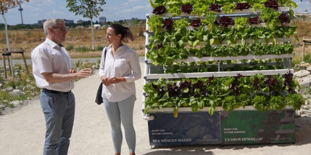 Landrat Christian Engelhardt besuchte das Lorscher Start-up „Pflanzentheke“ auf der Bundesgartenschau 2023 und ließ sich von der Mitgründerin Dr. Julia Dubowy erklären, wie das Projekt die Landwirtschaft verändern will. Foto: oh