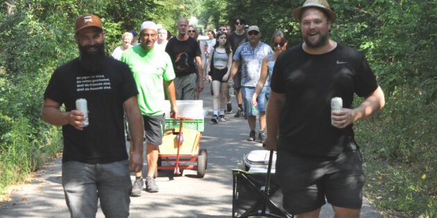 Zu Fuß und gut versorgt führte die Tour die Musiker durch den Bürstädter Wald. Foto: oh