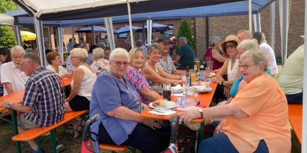 Geselligkeit wurde beim ökumenischen Gemeindefest in Groß-Rohrheim großgeschrieben. Foto: oh