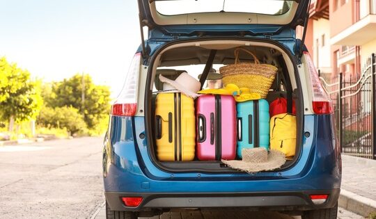 Koffer, Taschen, Kleinkram – das Gepäck muss jederzeit richtig gesichert sein, damit es nicht verrutscht und kein Mitfahrer verletzt wird. Foto: AdobeStock