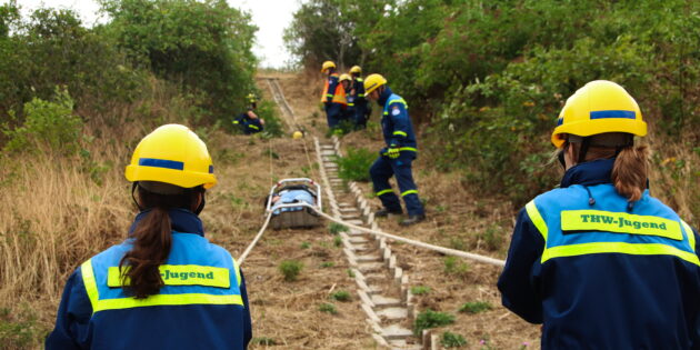 Mit der Schleifkorbtrage wurde die verletzte Person geborgen. Foto: oh