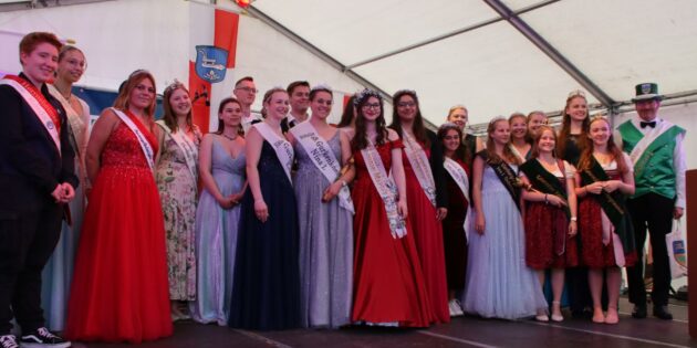 Die 69. Bibliser Gurkenkönigin Nina I. mit Gurkenprinzessin Lenja und den verabschiedeten Gurkenhoheiten Leonie Marie I. und Melanie im Kreise ihrer hoheitlichen Gäste aus nah und fern. Foto: Hannelore Nowacki