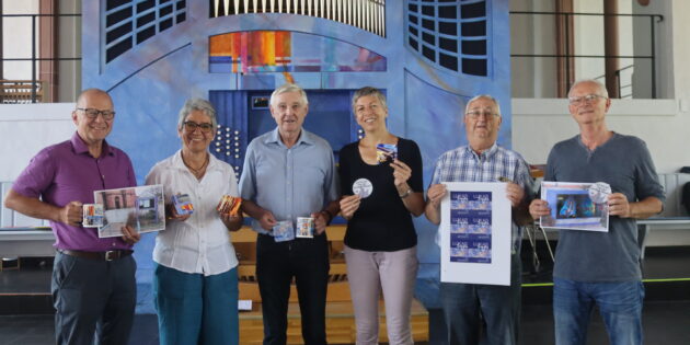 Die „Große Blaue” wird 18. Die Lukasgemeinde stellte nun die Aktionen zu diesem besonderen Geburtstag vor. Holger Schinz-Sauerwein, Pfarrerin Sabine Sauerwein, Herbert Eichenauer, Heike Ittmann, Rudolf Steffan und Hans Becker (v.l.) freuen sich bereits. Foto: Benjamin Kloos