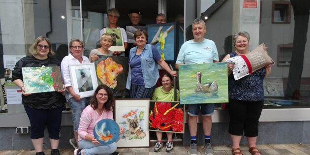 Die ausstellenden Mitglieder des Künstlervereins im Kunst-Schaufenster sind Tanja Dexler, Ingeborg Gärtner-Grein, Elly Gröhl, Franziska Hofmann, Joachim Hofmann, Sibylle Kern, Gizella Marosan-Lindig, Karin Maurer, Katja Meier, Markus Pröckl, Martina Rausch, Sigrid Stadtmüller und Anja Ziegler (nicht alle im Bild). Foto: oh