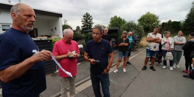 Sorge und Zorn brachten die Bewohner der Straße Am Sportplatz bei dem Treffen vor Ort deutlich zum Ausdruck. Albert Schwindt zeigte den Lokalpolitikern das Anschreiben der Stadtverwaltung und berichtete von seinen Gesprächserfahrungen. Foto: Hannelore Nowacki