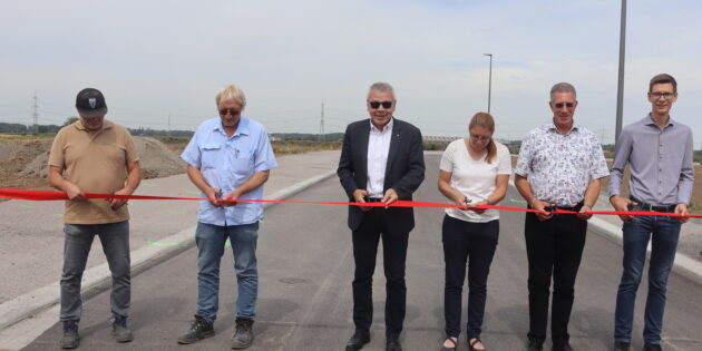 Die Geschäftsführerin der Stadtentwicklung Lampertheim (SEL), Ariane Kohl (3.v.r.), und Bürgermeister Gottfried Störmer (3.v.l.) gaben gemeinsam mit Vertretern beteiligter Firmen den Wilhelm-Herz-Ring frei. Foto: Benjamin Kloos