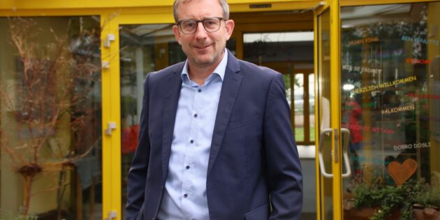 Karsten Krug – unabhängiger Bürgermeisterkandidat für Groß-Rohrheim. Mit dem evangelischen Kindergarten verbinden ihn aus seiner Kindheit schöne Erlebnisse und Freundschaften. Foto: Hannelore Nowacki