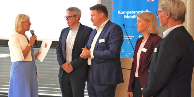Auf dem hessischen Gigabitgipfel (von links): Prof. Dr. Kristina Sinemus, Ministerin für Digitale Strategie und Entwicklung des Landes Hessen, Landrat Christian Engelhardt, Aufsichtsratsvorsitzender der Wirtschaftsregion Bergstraße / Wirtschaftsförderung Bergstraße GmbH (WFB), Dr. Matthias Zürker, Geschäftsführer der WFB, Dagmar Cohrs, stellvertretende WFB-Geschäftsführerin und Leiterin des WFB-Fachbereichs Kommunalbetreuung, sowie Berthold Passlack, regionaler Breitbandberater für Südhessen. Foto: Kreis Bergstraße