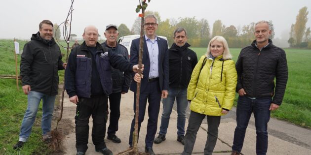 Bei der Übergabe der bestellten Obstbäume im vergangenen Jahr: Landrat Christian Engelhardt (Mitte) mit Florian Schumacher von der Initiative Streuobstwiesenretter (ganz links), der Geschäftsführer Gewässerverband Bergstraße Ulrich Androsch (3. v. rechts.) sowie Ute Schollmaier (2. v. re.) und Thomas Renkert (ganz rechts) von der Abteilung „Ländlicher Raum“ der Kreisverwaltung sowie zwei Bürger. Foto: oh