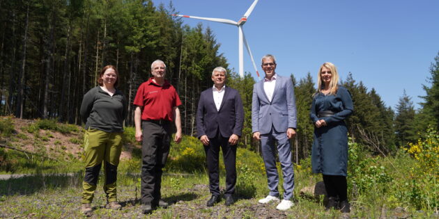 Landrat Christian Engelhardt (2.v.r.) und Corinna Simeth (rechts) vom Kreis Bergstraße informierten sich bei (v.r.n.l.) Bürgermeister Volker Oehlenschläger sowie Jürgen Heumüller und Anabel Heß vom Forstamt Lampertheim über den Windpark Kahlberg zwischen Fürth und Grasellenbach. Foto: oh