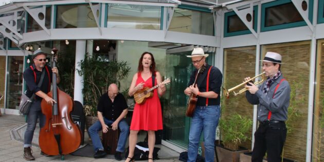 Dynamisch ohne Strom und mobil beim Wochenmarkt – die Band „Sweet Infidelity“ wanderte mit ihren Instrumenten am Samstagvormittag zu weiteren Standplätzen auf dem Schillerplatz. Foto:  Hannelore Nowacki