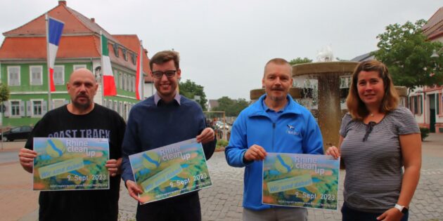 Aufruf zum Mitmachen beim RhineCleanUp am 9. September, damit es am Rhein und Altrhein wieder sauberer wird. Im Bild (von rechts): Silke Reis, Ralf Gerlach, Erster Stadtrat Marius Schmidt und Michael Kern. Foto: Hannelore Nowacki