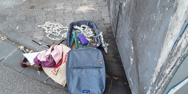 Die illegale Müllentsorgung ist ein stetiges Problem an vielen Stellen der Innenstadt – auch an Glascontainern. Bitte entsorgen Sie Ihren Müll richtig!  Foto: oh