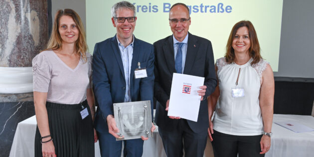 Landrat Christian Engelhardt und die zwei Frauen- und Gleichstellungsbeauftragten des Kreises Alexandra Schmitt (rechts) und Nicole Schmitt nahmen das Gütesiegel feierlich im Schloss Biebrich von Innenminister Peter Beuth (2. von rechts) entgegen. Foto: oh